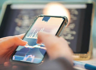 Investor ověřující transparentní postup výběru a převodu finančních prostředků