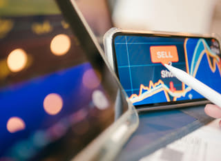 Trader analyzující více trhů včetně Bitcoin, Ethereum a forexových opcí